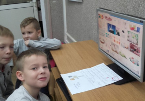 Dzieci pracują na zajęciach komputerowych