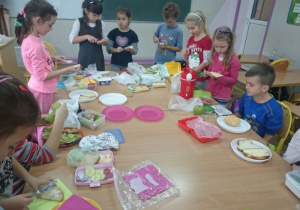 Dzieci przygotowują zdrowe śniadanie