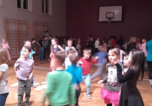 Dzieci tańczą podczas dyskoteki