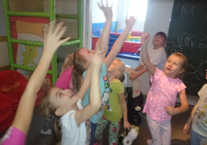 Dzieci bawią się w sali zabaw