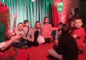 Uczniowie podczas spotkania z elfami