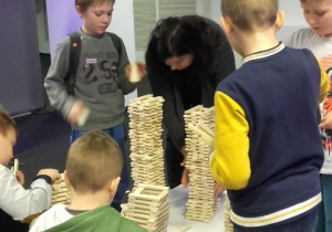 Uczniowie budują wysokie wieże