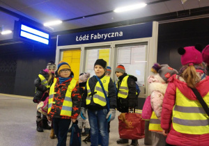 Dzieci zwiedzają dworzec Łódź - Fabryczna