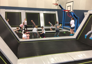 Uczniowie na trampolinach
