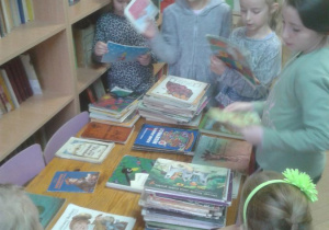 Dzieci podczas kiermaszu książki