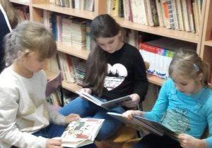 Dziewczynki czytają książki